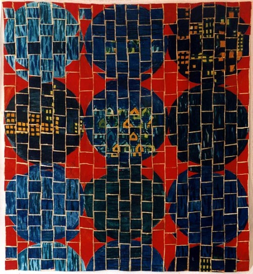 Fotograf: Eget foto
Værk  titel: Kina Rund 
Værk  type: Tekstilbane 
Materiale: Tryk på flettet hør 
Størrelse: 150 x 150 cm 
Færdiggjort: 1997 