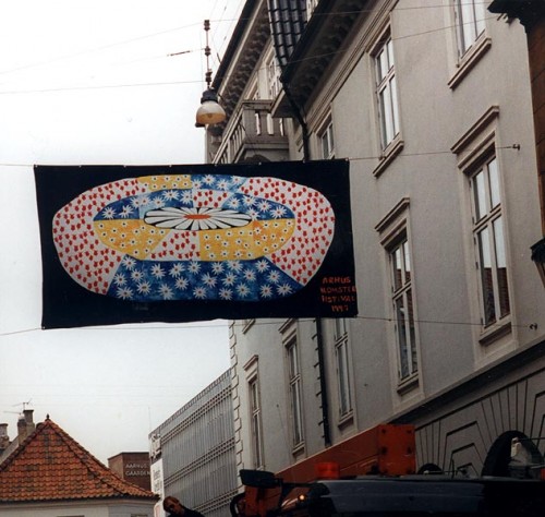 Fotograf: Silvia Hagberg
Værk  titel: Blomsterbane 
Værk  type: Tekstilbanner 
Materiale: Bomuld 
Størrelse: 220 x 400 cm 
Færdiggjort: 1997 
Placering: Badstuegade blomsterfestival, Århus   &Oslash;vrigt: Tilsvarende banner koster 20- 30.000 kr. ved bestilling. 