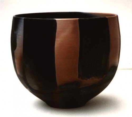Fotograf: Eget foto
Værk  type: Skål 
Materiale: Pit-fired keramik 
Størrelse: 17x17 cm 
Færdiggjort: 1992 
Placering: Privateje i Schweitz 