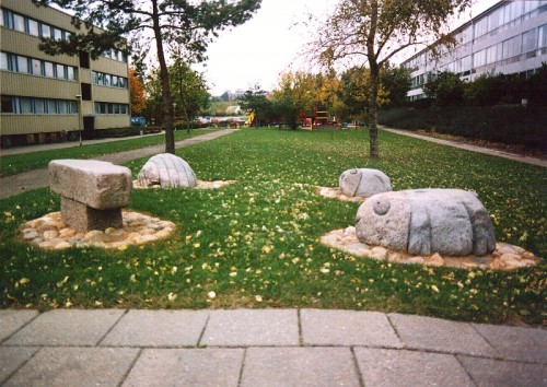 Fotograf: Niels Rahbæk
Værk  titel: Skulpturgruppe 
Værk  type: Skulptur 
Materiale: Granit 
Størrelse: 100x500x500 cm 
Færdiggjort: 1993 
Placering: Åbyhøj Boligforening 