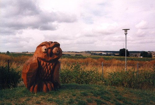 Fotograf: Niels Rahbæk
Værk  titel: Krudtugle 
Værk  type: Skulptur 
Materiale: Eg 
Størrelse: 100x50x50 cm 
Færdiggjort: 1995 
Placering: Børnehave 