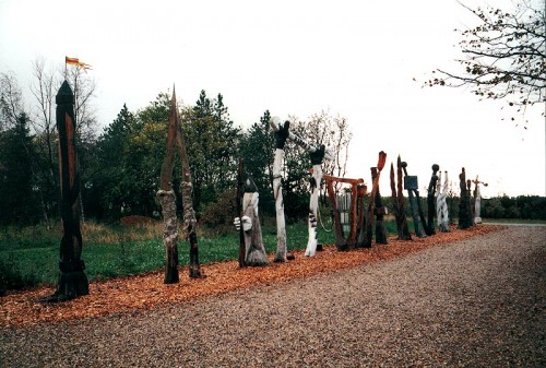 Fotograf: Niels Rahbæk
Værk  titel: Skulptur-allé 
Værk  type: Skulptur 
Materiale: Elmetræer på rod 
Størrelse: 400x100x3000 cm 
Færdiggjort: 1996 
Placering: Gallerigårde 