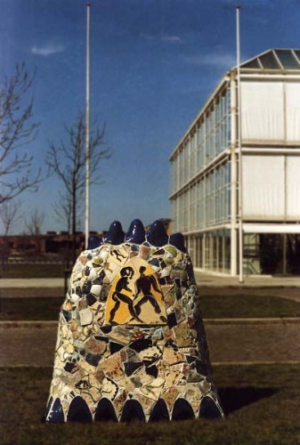 Fotograf: Eget foto
Værk  titel: Telefonalter 
Værk  type: Skulptur 
Materiale: Beton og keramik 
Størrelse: Højde 200 cm - bredde 170 cm - dybde 70 cm 
Færdiggjort: 1989 
Placering: Jydsk Telefon, Eckersberggade, Århus 