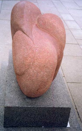 Fotograf: Eget foto
Værk  titel: Kvindelighed 
Værk  type: Skulptur 
Materiale: Granit 
Størrelse: 90 x 120 x 70 cm 
Færdiggjort: 1999 
&Oslash;vrigt: Er opstillet på Vester Mølle, Oddervej 80, Skanderborg 