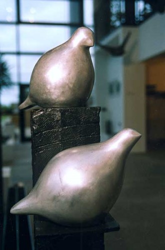 Fotograf: Jens Hasse
Værk  titel: Fugletræ 
Værk  type: Skulptur 
Materiale: Aluminium og træ 
Størrelse: 100 x 30 x 30 cm 
Færdiggjort: 1994 