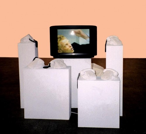 Fotograf: Aksel Sørensen
Værk  titel: Strange Connection 
Værk  type: Video-installation 
Materiale: Gips - video 
Størrelse: Ca. 200 x 150 x 100 cm 
Færdiggjort: 1996 