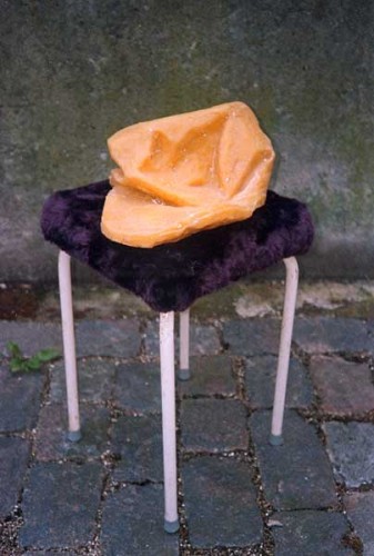 Fotograf: Eget foto
Værk  titel: Hat på stol 
Værk  type: Skulptur 
Materiale: Readymade og voks 
Færdiggjort: 1995 