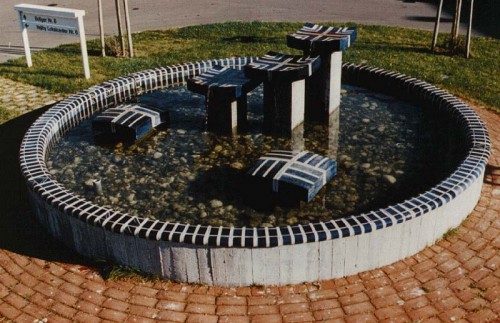 Fotograf: Århus Stiftstidendes fotograf
Værk  titel: Vandkunst 
Værk  type: Skulpturelt kunsthåndværk 
Materiale: Brændefyret stentøj 
Størrelse: Diameter 500 cm 
Færdiggjort: 1989 
Placering: Vejlby Lokalcenter, Vejlby-Risskov 