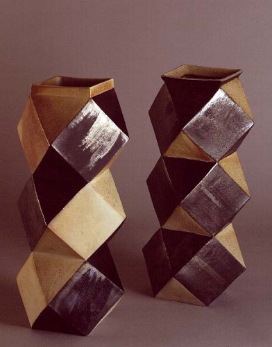 Fotograf: Rolf Linder
Værk  titel: Skulpturelle vaser 
Værk  type: Kunsthåndværk 
Materiale: Brændefyret stentøj 
Størrelse: 61x22x22 cm 
Færdiggjort: 1992 
Placering: Lægekonsultation Jytte Frank, Viborg 