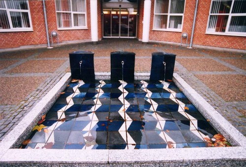 Fotograf: Walter Hinghaus
Værk  titel: Uden titel 
Værk  type: Vandkunst 
Materiale: Stentøj, granit, beton 
Størrelse: 240x240 cm 
Færdiggjort: 1994 
Placering: Posthuset, Hinnerup 