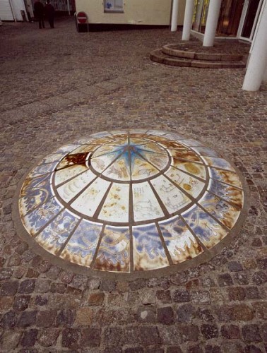 Fotograf: Eget foto
Værk  titel: Ymer 
Værk  type: Skulptur 
Materiale: Porcelænsklinker på beton 
Størrelse: Højde 0,5 m - diameter 2,30 m 
Færdiggjort: 1992 
Placering: Randers Kommunes Kunstfond 