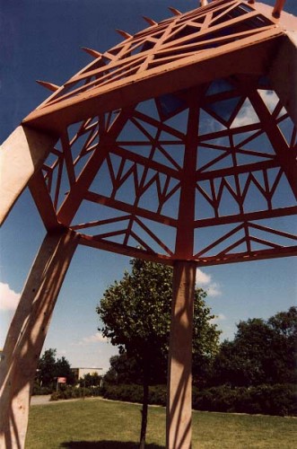 Fotograf: Eget foto
Værk  titel: Hexatårnet 
Værk  type: Skulptur 
Materiale: Jern, beton, keramik og glas 
Størrelse: 420x345x345 cm. 
Færdiggjort: 1992 
Placering: Åbyhøj Boligforening 