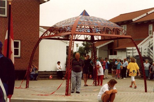 Fotograf: Eget foto
Værk  titel: Himmelkuppel 
Værk  type: Skulptur 
Materiale: Jern og farvet glas 
Størrelse: 350x400x400 cm. 
Færdiggjort: 1993 
Placering: Åbyhøj boligforening, Bakken 