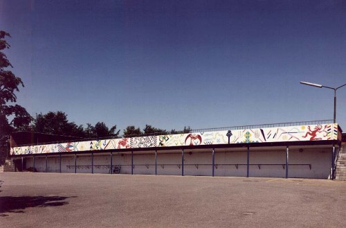 Fotograf: Highway Studio
Værk  titel: Uden titel 
Værk  type: Vægmaleri, udsmykning 
Materiale: Acryl på beton 
Størrelse: 110x42 cm 
Færdiggjort: 1990 
Placering: Sdr. Vissing Skole 