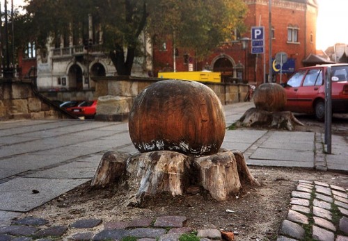 Fotograf: Henrik Westergaard Poulsen
Værk  titel: 2 trækloder 
Værk  type: Skulptur 
Materiale: Elmetræ 
Størrelse: 100x100x100 cm 
Færdiggjort: 1997 
Placering: Kannikegade, Århus 