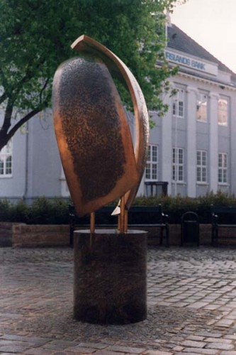 Fotograf: Eget foto
Værk  titel: Vindpust 
Værk  type: Skulptur 
Materiale: Bronze, granit 
Størrelse: 300x110x100 cm 
Færdiggjort: 1991 
Placering: Grenå Torv 