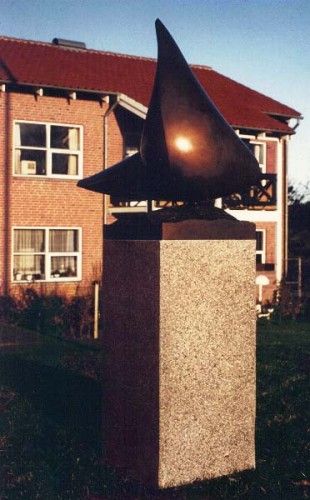 Fotograf: Eget foto
Værk  titel: Vingesus 
Værk  type: Skulptur 
Materiale: Bronze, granit 
Størrelse: 140x40x60 cm 
Færdiggjort: 1991 
Placering: Bakkegården, Ebeltoft kommunes beskyttede boliger 