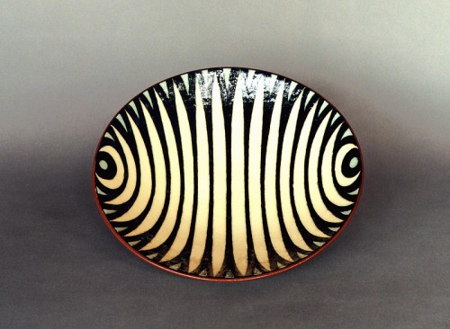 Fotograf: Inge-Marie Fruelund
Værk  titel: Zebraskål 
Værk  type: Keramisk form 
Materiale: Begittedekoreret- og bemalet lertøj 
Størrelse: 10x34 cm 
Færdiggjort: 1996 