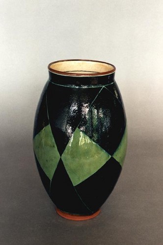 Fotograf: Inge-Marie Fruelund
Værk  titel: Skalare 
Værk  type: Keramisk form 
Materiale: Begittedekoreret- og bemalet lertøj 
Størrelse: 26x12 cm 
Færdiggjort: 1997 