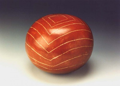 Fotograf: Nick Nielsen
Værk  titel: Figur 
Værk  type: Keramik 
Materiale: Bålbrændt stentøj 
Størrelse: 14x29 cm 