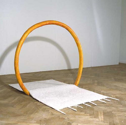 Gips, polyester, metal     Plaster / Polyester / Metal  
150 x 125 x 230 cm 
Directly filling
1990
Foto: Erik Steffensen