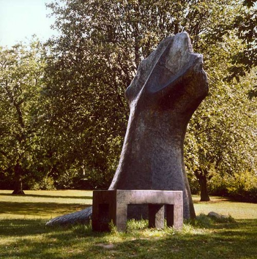 Bronze, granit 
295 x 230 x 290 cm   &  55 x 55 x 100 cm
Casting 
1989    Viborg Idrätshöjskole
Udført for Statens Kunstfond      Executed for The State ART Foundation DK
Foto:Jan Ernest