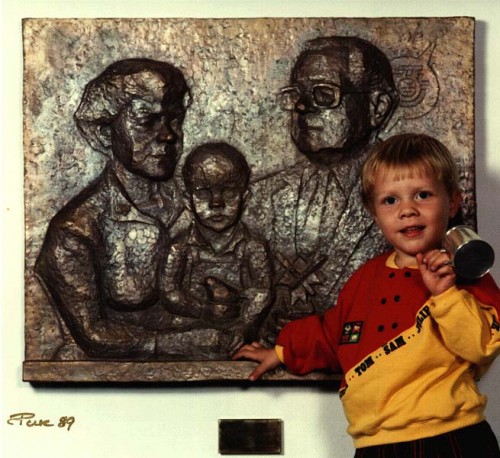 Fotograf: Eget foto
Værk  titel: Portrætrelief af Søren T. Lyngsø m.fl. 
Værk  type: Portræt 
Materiale: Bronze 
Størrelse: 70x100 cm 
Færdiggjort: 1989 
Placering: Søren T. Lyngsø Forskningscenter, Hørsholm 