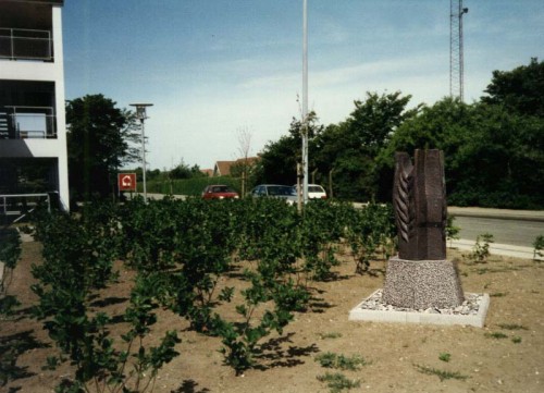 Fotograf: Eget foto
Værk  titel: Rugaks 
Værk  type: Skulptur 
Materiale: Bronze 
Størrelse: Ca. 130x80x80 
Færdiggjort: 1991 
Placering: Lejerbo, Pandrup 