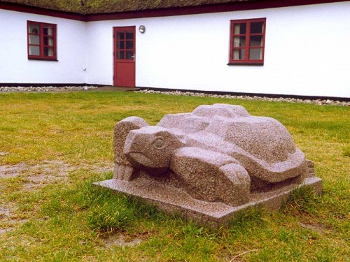 Fotograf: Eget foto
Værk  titel: Skildpadden 
Værk  type: Skulptur 
Materiale: Granit 
Størrelse: Ca. 60x90x110 cm 
Færdiggjort: 1992 
Placering: Lien, Børnenes Kontor, Blokhus 