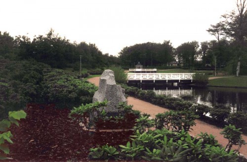 Fotograf: Eget foto
Værk  titel: Initiativ stenen 
Værk  type: Skulptur - udsmykning 
Materiale: Granit 
Størrelse: 170x120x100 cm. 
Færdiggjort: 1996 
Placering: Hedelund Rhododendronpark 