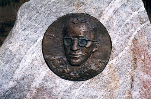 Fotograf: Eget foto
Værk  titel: Portræt af forfatteren Peder Jensen Kjærgaard 
Værk  type: Relief 
Materiale: Bronze på granit 
Færdiggjort: 1998 
Placering: Lærkevej 
