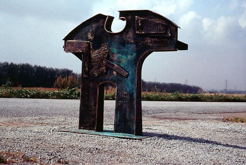 Fotograf: Marianne Bjerre
Værk  titel: Tingporten 
Værk  type: Skulptur 
Materiale: Bronze 
Størrelse: 160x140x20 cm 
Færdiggjort: 1994 
Placering: Vestre Landsret 