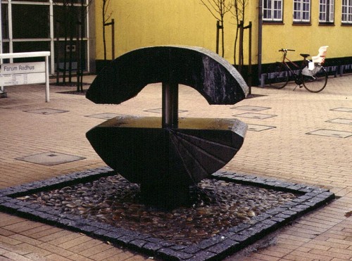 Fotograf: Joseph Salamon
Værk  titel: Fontæne 
Værk  type: Skulptur 
Materiale: Granit 
Størrelse: 170x110x65 cm 
Færdiggjort: 1989 
Placering: Rådhuset i Farum 