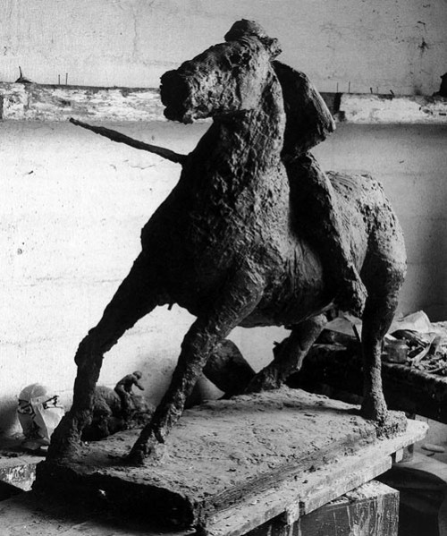 Fotograf: Helge Krempin
Værk  titel: Ringrider 
Værk  type: Skulptur 
Materiale: Bronze 
Størrelse: Højde 131 cm. 
Færdiggjort: 1987 