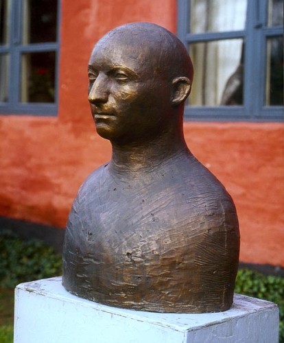 Fotograf: Helge Krempin
Værk  titel: Portræt af Hans 
Værk  type: portræt 
Materiale: bronze 
Størrelse: h. 55 cm b 37 cm  d. 25 cm 
Færdiggjort: 1960 
Placering: Randers Kunstmuseum 