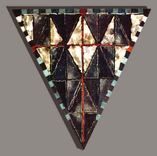 Fotograf: Rolf Linder
Værk  titel: Triangulo (del af serie på 5) 
Værk  type: Relief 
Materiale: Håndgjort papir på træ 
Størrelse: 100 x 112 x 4 cm 
Færdiggjort: 1994 