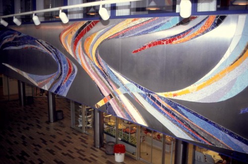Fotograf: Eget foto
Værk  titel: Trafik 
Værk  type: Relief 
Materiale: Glasmosaik og stål 
Størrelse: 180x1400 cm. 
Færdiggjort: 1989 
Placering: DSB 