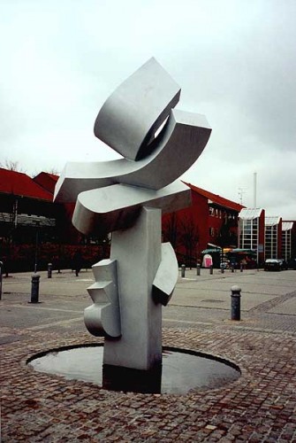 Fotograf: Eget foto
Værk  titel: Opadstræbende balance 
Værk  type: Skulptur 
Materiale: Aluminium 
Størrelse: højde 485 cm 
Færdiggjort: 1993 
Placering: Birketorvet 