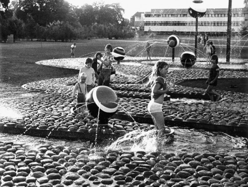 Fotograf: Olaf Bloch
Værk  titel: Variabel vandkunst 
Værk  type: Udsmykning 
Materiale: Stål, beton og søsten 
Størrelse: 500 x 2500 x 5000 cm 
Færdiggjort: 1975 
Placering: Horsens Sygehus 