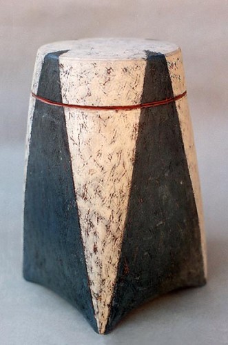 Fotograf: Lisbeth Kristensen
Værk  titel: Fletæske 
Værk  type: Keramik 
Materiale: Glittet lertøj, indvendigt jernglasur 
Størrelse: 37x15 cm 
Færdiggjort: 1996 