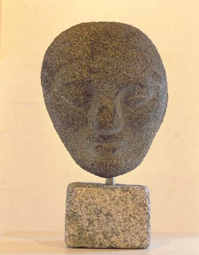 Fotograf: Ole Butzbach
Værk  titel: Hoved 
Værk  type: Skulptur 
Materiale: Granit 
Størrelse: 40 x 25 x 20 cm 
Færdiggjort: 2000 