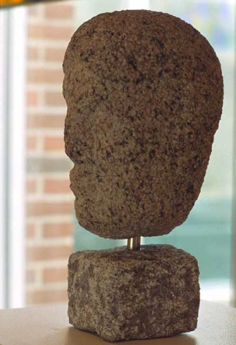 Fotograf: Ole Butzbach
Værk  titel: Hoved 
Værk  type: Skulptur 
Materiale: Granit 
Størrelse: 42 x 19 x 19 cm 
Færdiggjort: 1997 