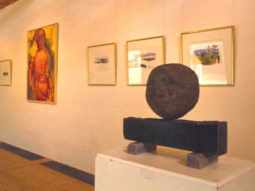 Fotograf: Ole Butzbach
Værk  titel: Sol 
Værk  type: Skulptur 
Materiale: Granit 
Størrelse: 48 x 52 x 20 cm 
Færdiggjort: 2001 
