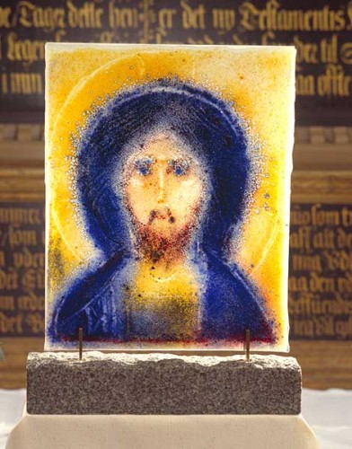 Fotograf: Eget foto
Værk  titel: Kristus billed 
Værk  type: Glasmaleri 
Materiale: Glas og granit 
Størrelse: 40 x 32 cm 
Færdiggjort: 2000 