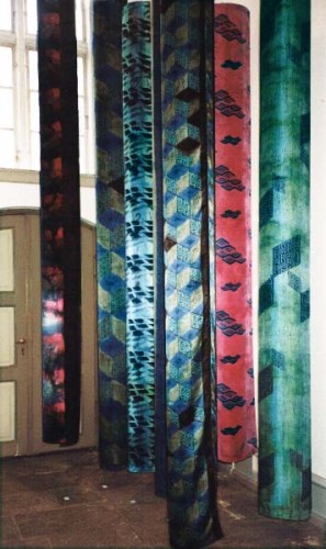 Fotograf: Eget foto
Værk  titel: 7 silkesøjler 
Værk  type: Skulptur 
Materiale: Håndmalet silke 
Størrelse: hver søjle højde 300 cm diameter 30 cm 
Færdiggjort: 1993 