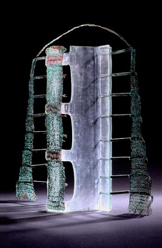 Fotograf: Ole Akhøj
Værk  titel: Port 
Værk  type: Skulptur 
Materiale: Kobbertråd og glas 
Størrelse: 34x35x10 cm 
Færdiggjort: 1997 