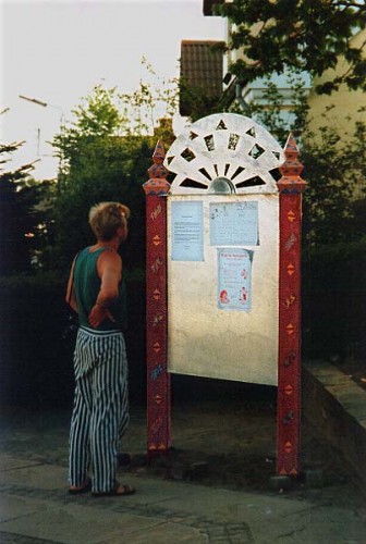 Fotograf: Eget foto
Værk  titel: Plakatstander 
Værk  type: Brugsting/skulptur 
Materiale: Indfarvet beton, metal, keramik 
Størrelse: Højde 250 cm - bredde 120 cm 
Færdiggjort: 1992 
Placering: Sindal by,  7 stk.  