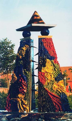 Fotograf: Eget foto
Værk  titel: Vandtrappen 
Værk  type: Skulptur 
Materiale: Indfarvet beton, metal, træ, keramik 
Størrelse: Højde 300 cm - bredde 250 cm 
Færdiggjort: 1992 
Placering: Sindal by - (100 springvand) 