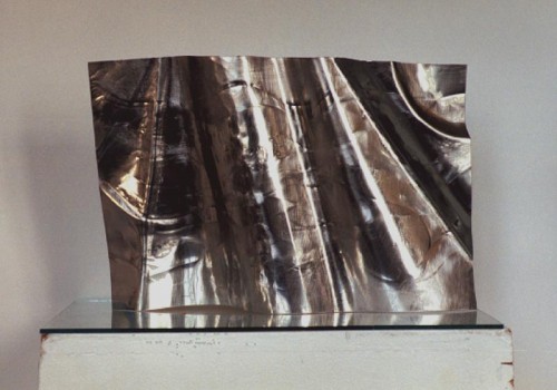 Fotograf: H.C. Poulsen
Værk  titel: Uden titel 
Værk  type: Skulptur 
Materiale: Rustfrit stål 
Størrelse: 24x35x5 cm 
Færdiggjort: 1997 