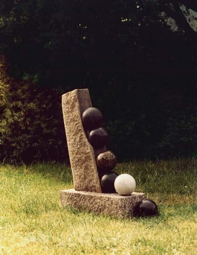 Fotograf: Tine Borring
Værk  titel: Skør kugle 
Værk  type: Skulptur 
Materiale: Granit, marmor, kunststof 
Størrelse: 80x70x25 cm 
Færdiggjort: 1993 